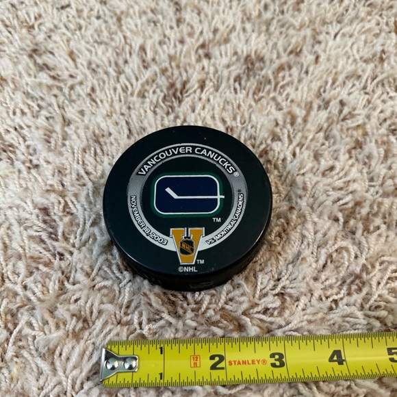 🇨🇦Vancouver Canucks NHL Official Puck🇨🇦 - Picture 2 of 3